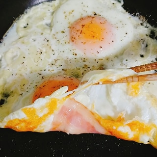 カリカリベーコンとチーズの目玉焼きおつまみ